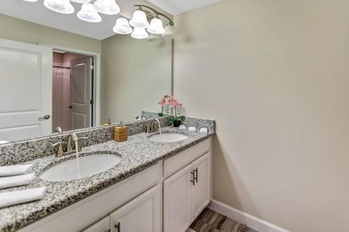 F - New 4 Bedroom Home - 5 Miles to Disney - Free Water Park - Private Pool photo 56