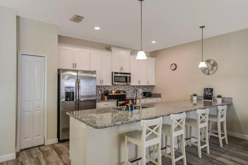 F - New 4 Bedroom Home - 5 Miles to Disney - Free Water Park - Private Pool photo 17