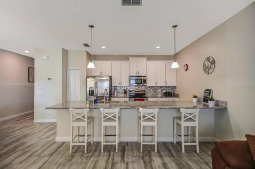 F - New 4 Bedroom Home - 5 Miles to Disney - Free Water Park - Private Pool photo 15