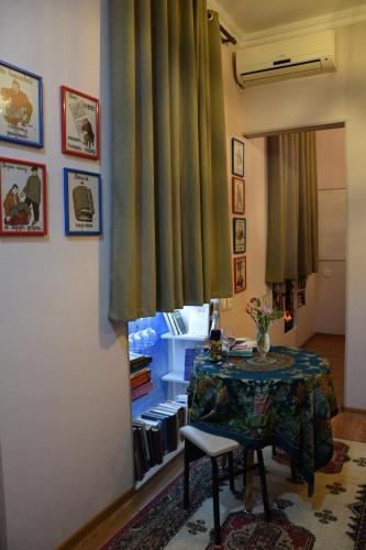 Seating area sa Librarians' Flat