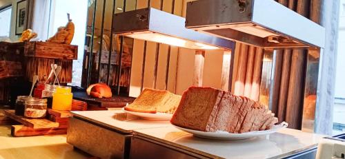 a counter with two slices of bread on top of it at Gino Feruci Braga by KAGUM Hotels in Bandung