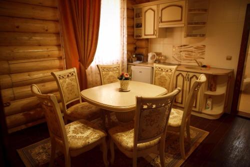 ポリアナにあるOasis Karpatのキッチン(テーブル、椅子付)、キッチン(コンロ付)