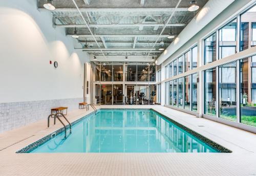 a large swimming pool in a large room at OTL Gouverneur Saguenay in Saguenay