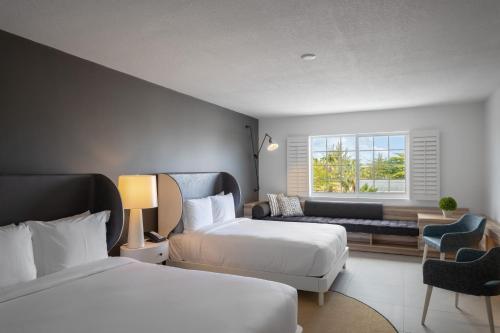 Tempat tidur dalam kamar di The Locale Hotel Grand Cayman