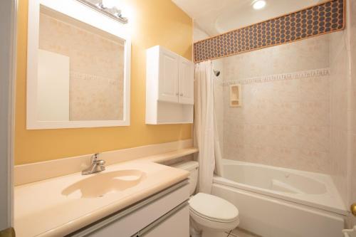 een badkamer met een wastafel, een toilet en een douche bij Westgate Harbour Beach Resort in Daytona Beach