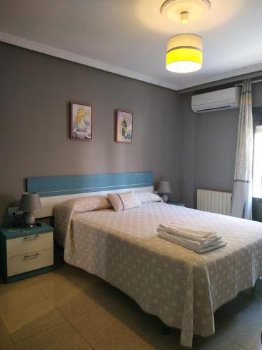 ein Schlafzimmer mit zwei Betten und einer Lampe in der Unterkunft Domus Cuenca in Cuenca