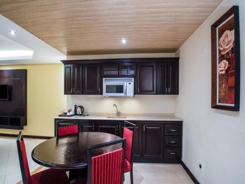 Кухня или мини-кухня в ITLALA ALSHARQ FOR SERVICED APARTMENTs
