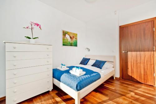 Ένα ή περισσότερα κρεβάτια σε δωμάτιο στο BlueApart Apartamenty Jurata