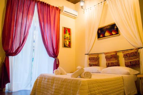 拿坡里的住宿－B&Bistrot，一间卧室设有两张床和窗户。