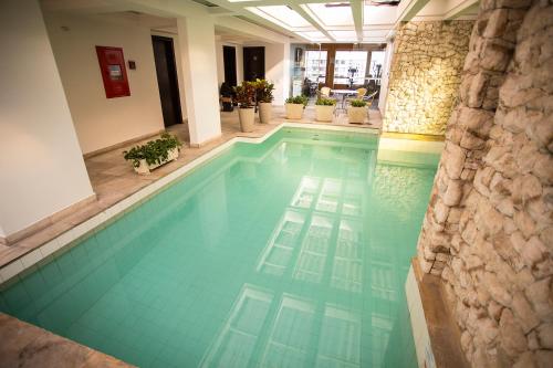 a swimming pool with a large tub in the middle of it at Mabu Curitiba Business in Curitiba