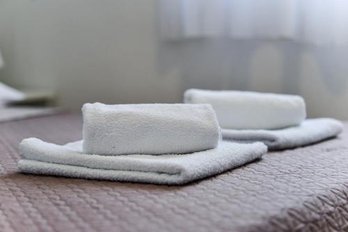 um grupo de toalhas sentadas em cima de uma cama em Jure Apartment em Biograd na Moru