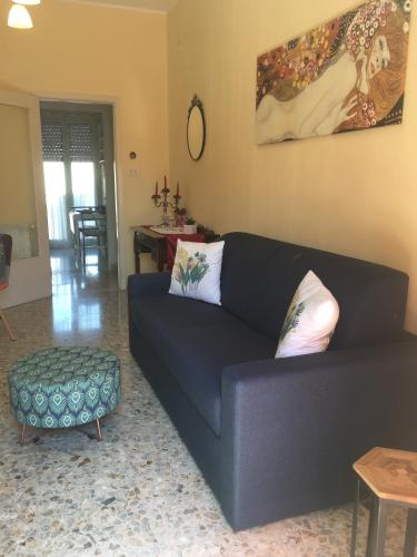 a living room with a black couch and a table at Siracusa Vacanze in Siracusa