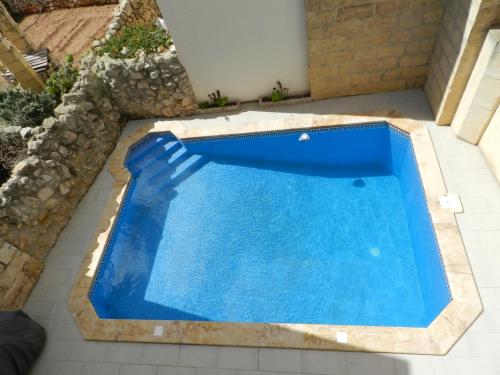 una piscina en el patio trasero de una casa en 14, Triq Il Mithna, en Qala