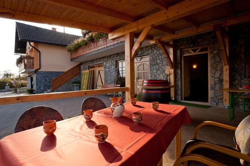 uma mesa com vasos em cima dela em Tourist Farm Škrbina em Otocec