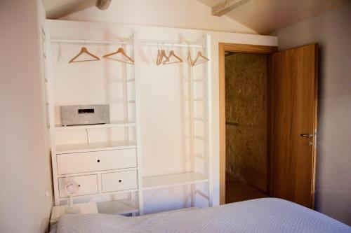 ein Schlafzimmer mit einem Bett und eine Kommode mit einer Mikrowelle in der Unterkunft Biennale House in Venedig