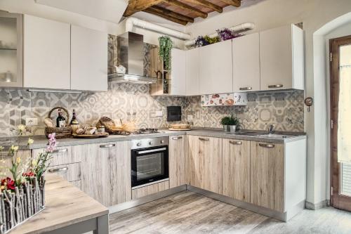 uma cozinha com armários brancos e uma mesa em Il Nido nel Chianti em Greve in Chianti