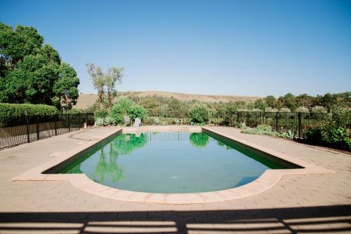 a swimming pool in the middle of a yard at Tranquil Vale Vineyard in Luskintyre