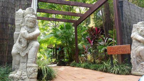 a garden with a statue of a woman at Alaya Ascend in Eudlo