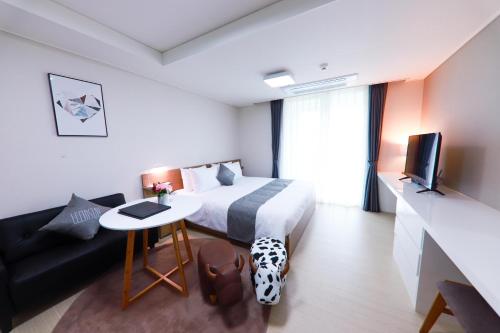 Geoje Leein Stay Hotelにあるテレビまたはエンターテインメントセンター