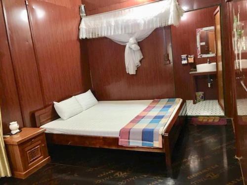 a small bedroom with a bed in a boat at Green Hill Hostel & Tour in Ha Giang