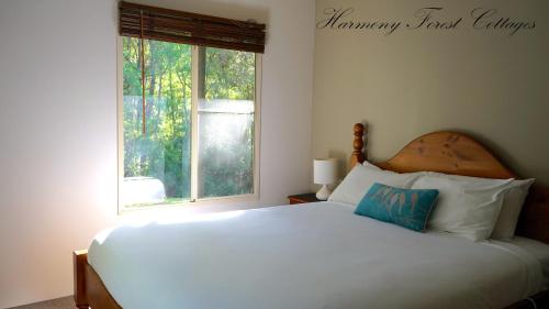 Katil atau katil-katil dalam bilik di Harmony Forest Cottages & Lake side Lodge