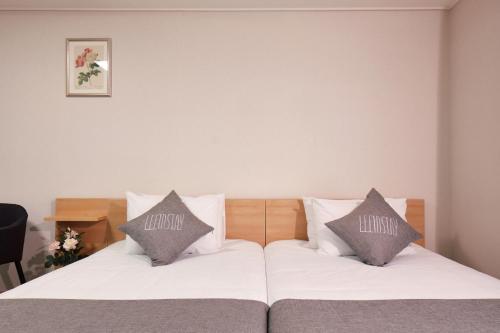 Geoje Leein Stay Hotelにあるベッド