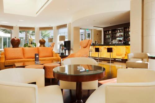 Χώρος καθιστικού στο Crowne Plaza Bucharest by IHG