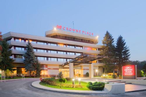 budynek z znakiem na boku w obiekcie Crowne Plaza Bucharest, an IHG Hotel w Bukareszcie