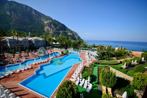 una vista aérea de un complejo con piscina en Liberty Lykia Adults Only, en Ölüdeniz