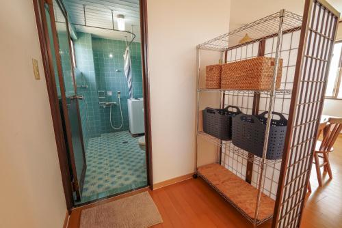 A bathroom at Maru House