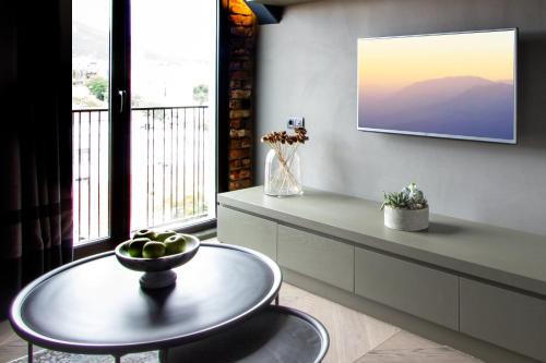 uma sala de estar com uma mesa e uma televisão em Cityloft 81 em Istambul