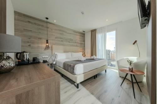 1 dormitorio con cama blanca y pared de madera en Hotel Oasis, en Barcelona
