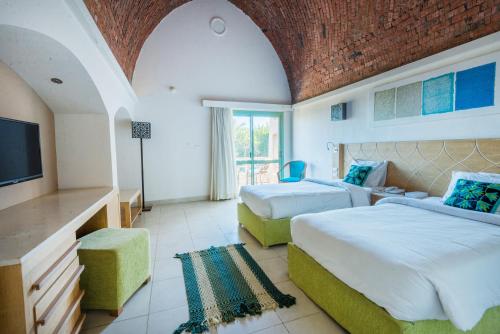 Postel nebo postele na pokoji v ubytování Shams Alam Beach Resort