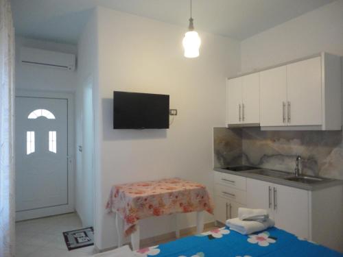 Una televisión o centro de entretenimiento en Oruci Apartments