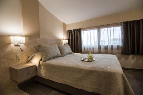 En eller flere senge i et værelse på Elia Luxury Apartments