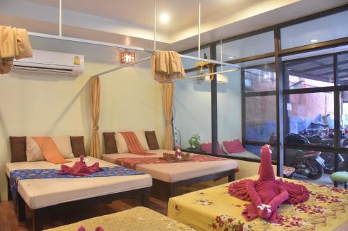 Een bed of bedden in een kamer bij Simple Life Resort Koh Tao