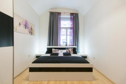 プラハにあるSpacious apartment near Wenceslas Squareのベッドルーム1室(大型ベッド1台、窓付)