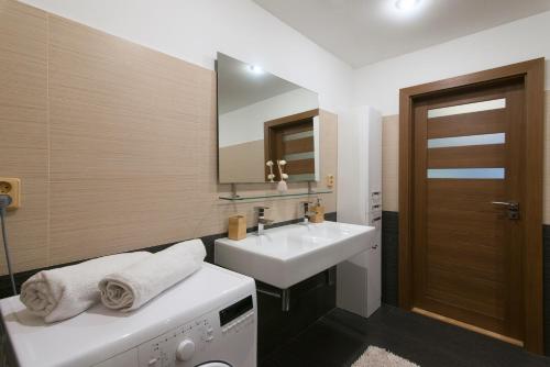 Koupelna v ubytování Spacious apartment near Wenceslas Square