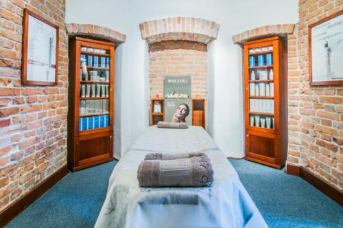 a bedroom with a bed in a brick room at Czerwony Dwór in Krynica Zdrój