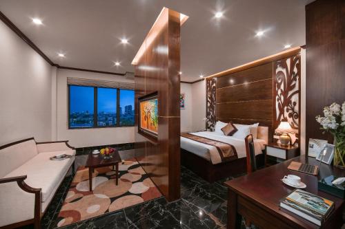 Postel nebo postele na pokoji v ubytování Royal St Hanoi Hotel