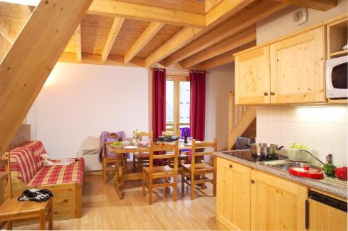 Η κουζίνα ή μικρή κουζίνα στο Madame Vacances Residence Les Fermes de Saint Sorlin