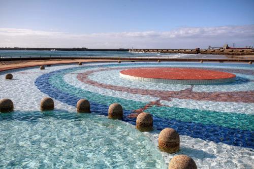 una piscina con rocas en el agua junto al océano en 14 on Marine, en East London