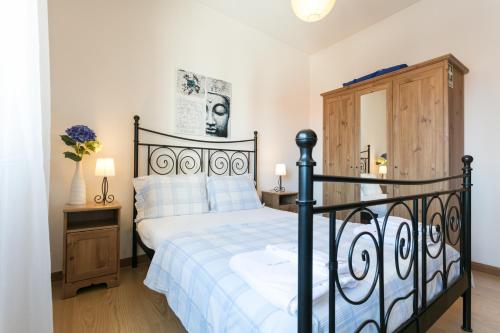Ένα ή περισσότερα κρεβάτια σε δωμάτιο στο FLH Principe Real Cozy Flats