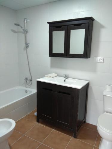 a bathroom with a sink and a toilet and a bath tub at la Casita in Carmona