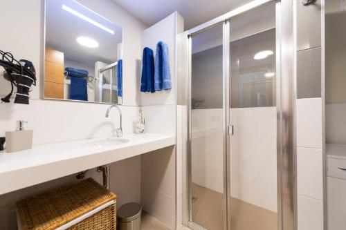 une salle de bain avec douche et lavabo dans l'établissement La Bakery De Vegueta, à Las Palmas de Gran Canaria