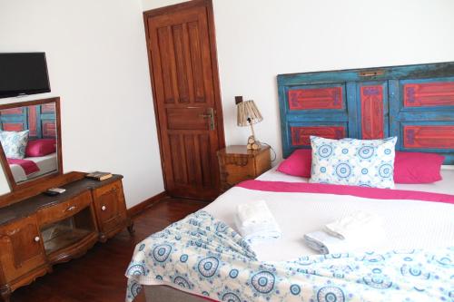 a bedroom with a bed and a dresser and a mirror at TAŞKONAK in Bergama