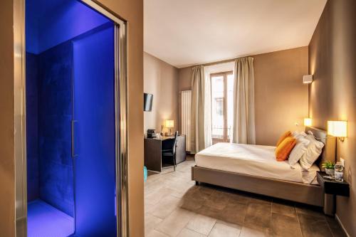 een hotelkamer met een bed en een blauwe deur bij H501 Luxury Rooms in Rome