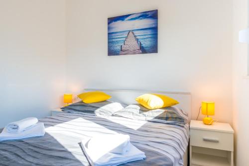 um quarto com uma cama com uma fotografia na parede em Apartment MaLa em Dubrovnik