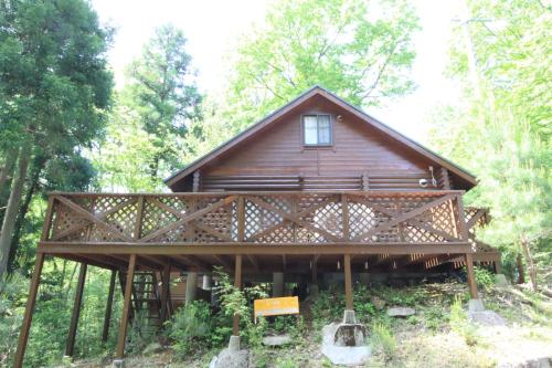 a cabin in the middle of the woods at るり渓 フォレストヴィラ in Nantan city