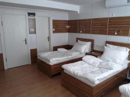 Postel nebo postele na pokoji v ubytování Dilmac Hotel
